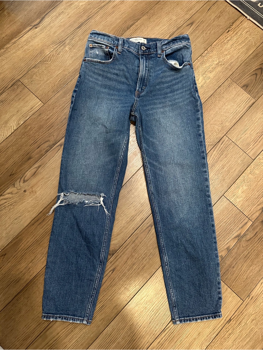 Abercrombie & Fitch women’s the high rise mom  Jeans with Knee Distress